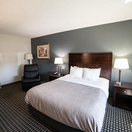 Quality Inn & Suites Watertown Near Prairie Lakes Ice Arena Eksteriør billede