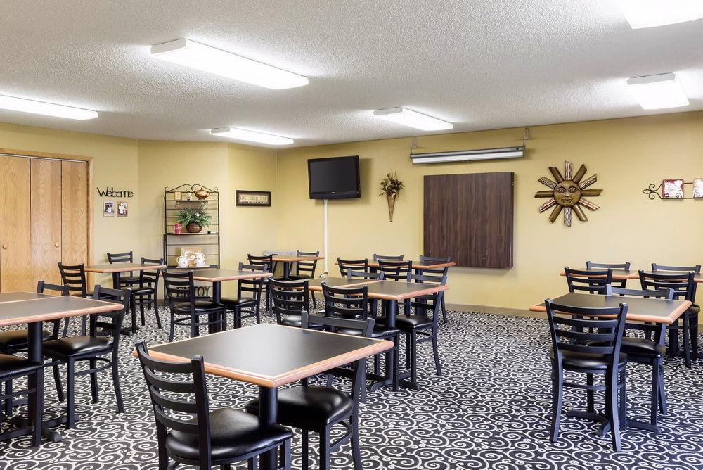 Quality Inn & Suites Watertown Near Prairie Lakes Ice Arena Eksteriør billede