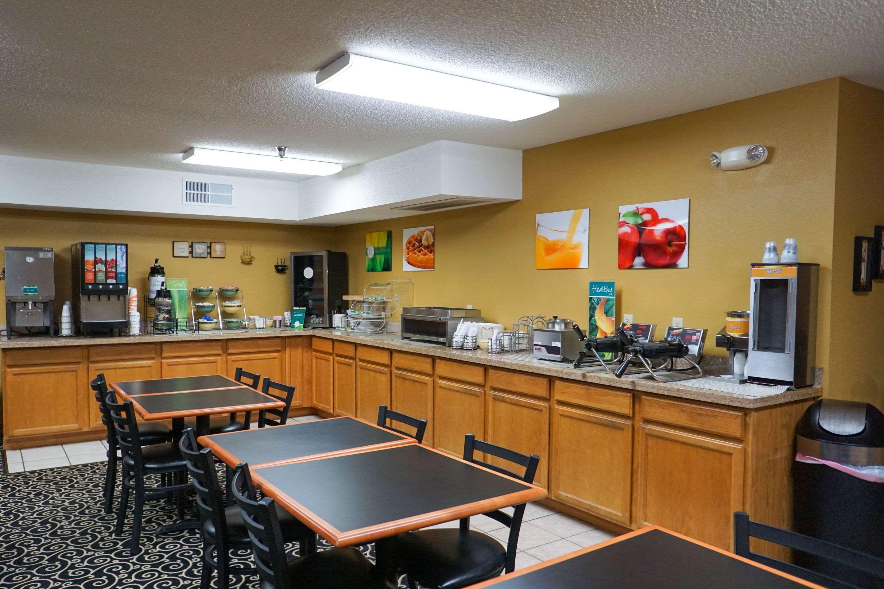 Quality Inn & Suites Watertown Near Prairie Lakes Ice Arena Eksteriør billede