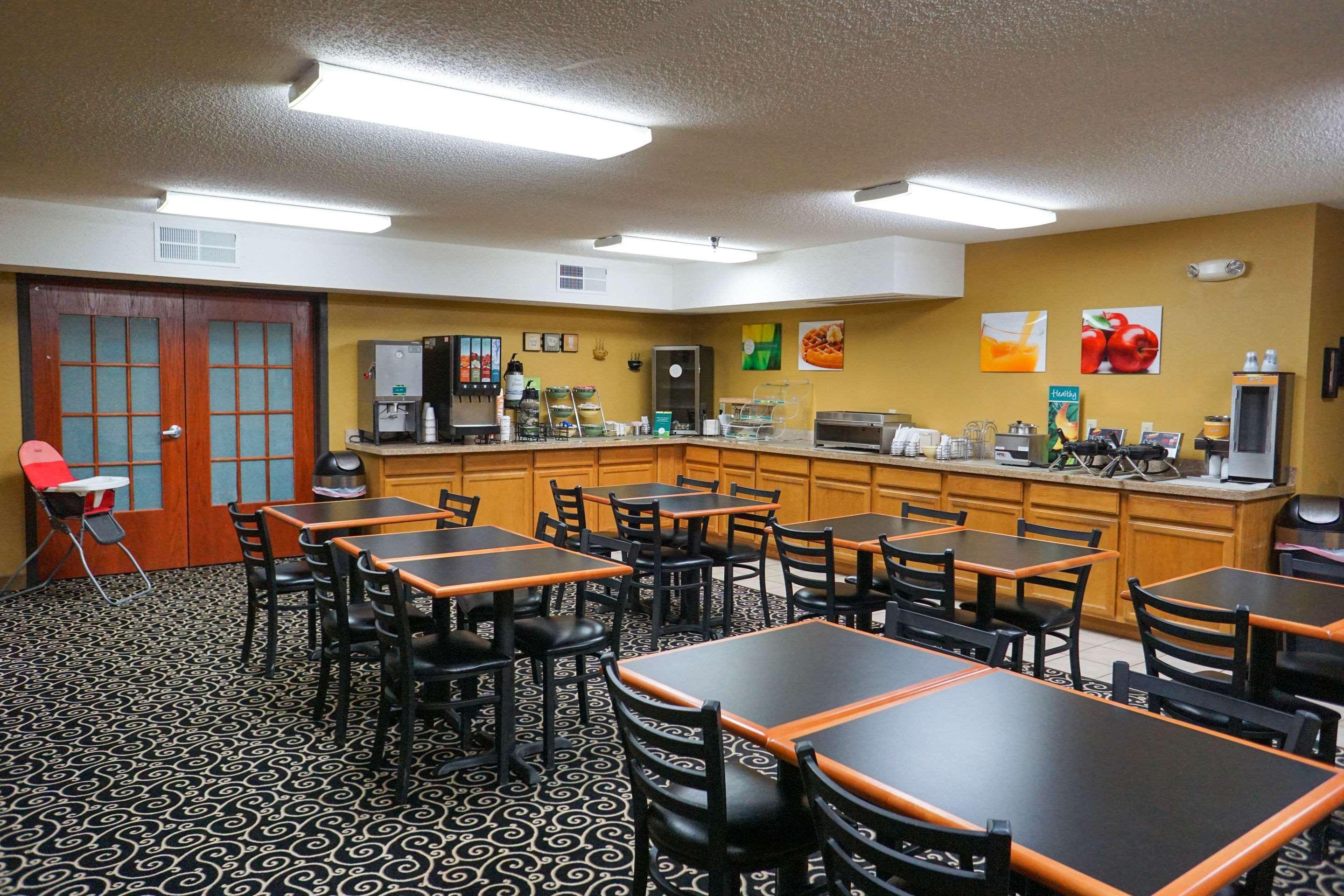 Quality Inn & Suites Watertown Near Prairie Lakes Ice Arena Eksteriør billede