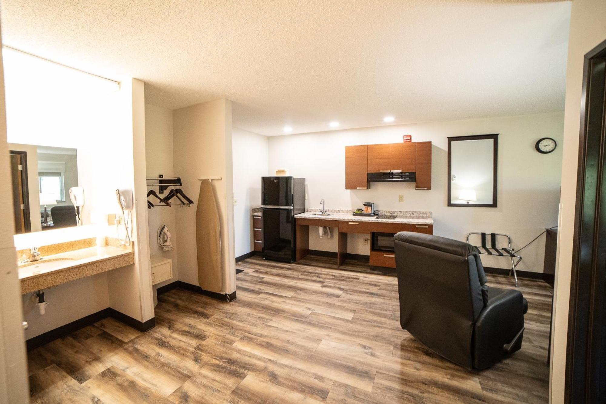 Quality Inn & Suites Watertown Near Prairie Lakes Ice Arena Eksteriør billede