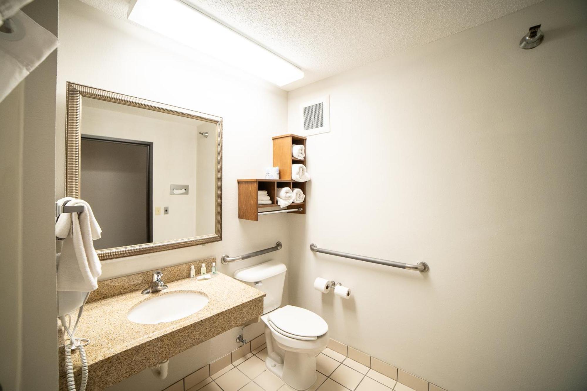 Quality Inn & Suites Watertown Near Prairie Lakes Ice Arena Eksteriør billede