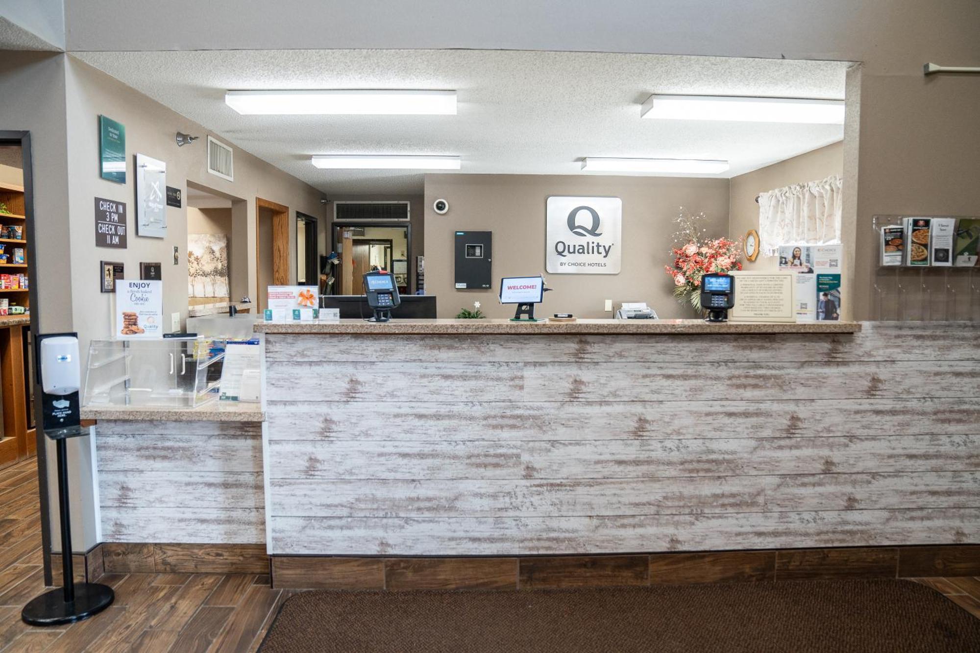 Quality Inn & Suites Watertown Near Prairie Lakes Ice Arena Eksteriør billede