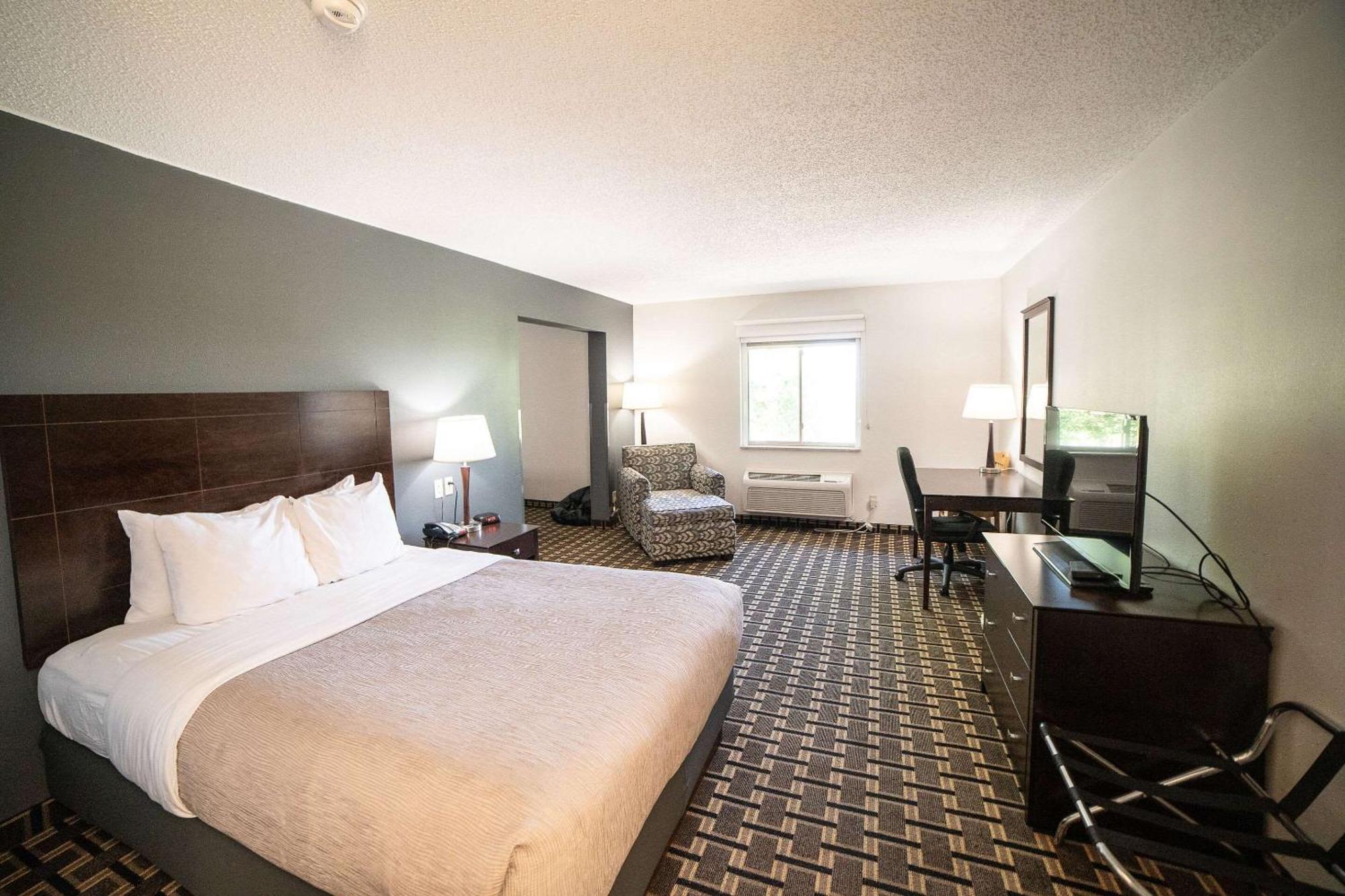Quality Inn & Suites Watertown Near Prairie Lakes Ice Arena Eksteriør billede