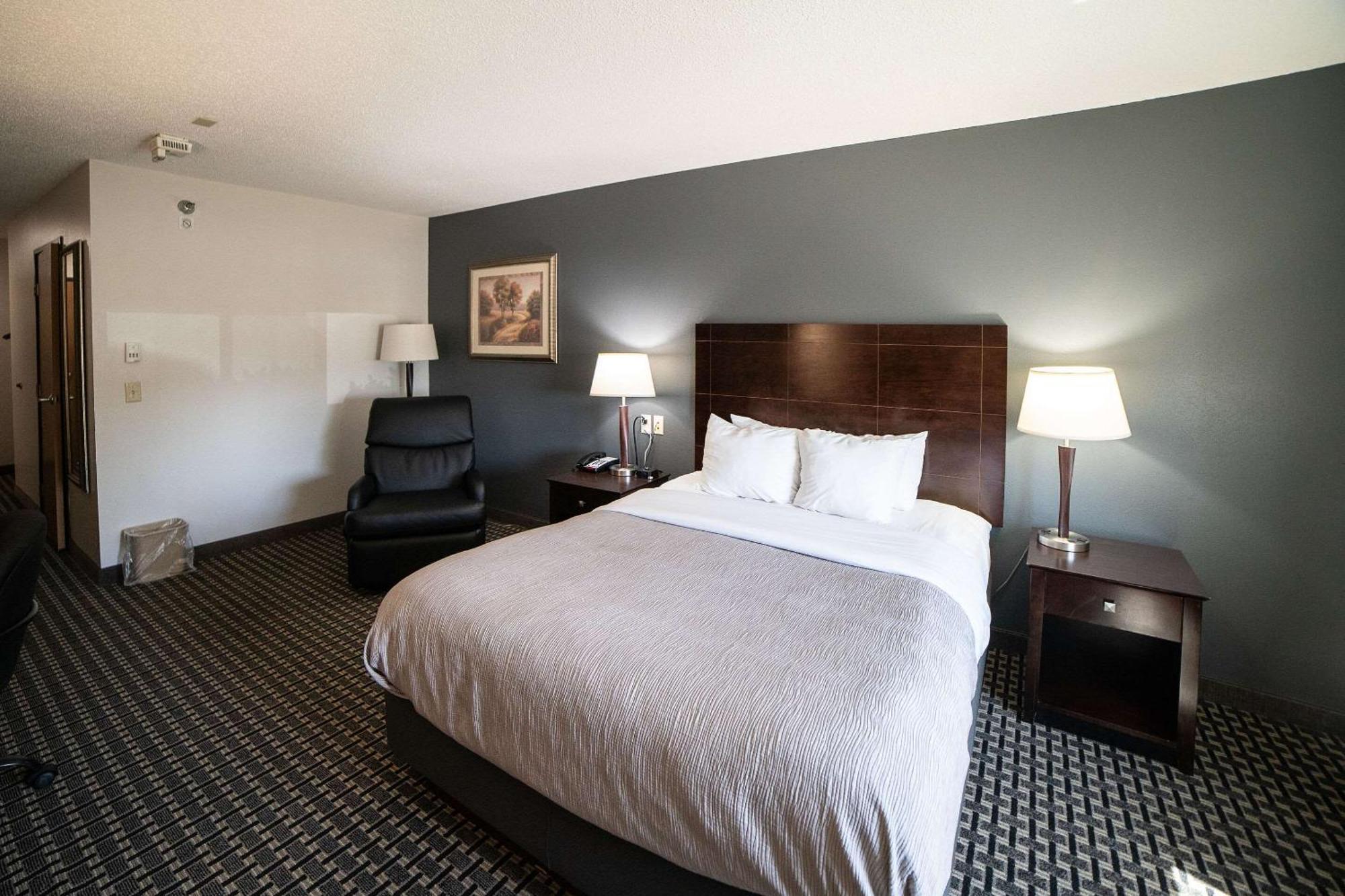 Quality Inn & Suites Watertown Near Prairie Lakes Ice Arena Eksteriør billede