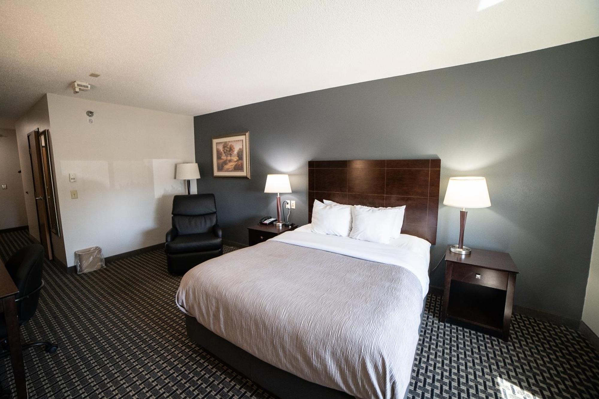 Quality Inn & Suites Watertown Near Prairie Lakes Ice Arena Eksteriør billede