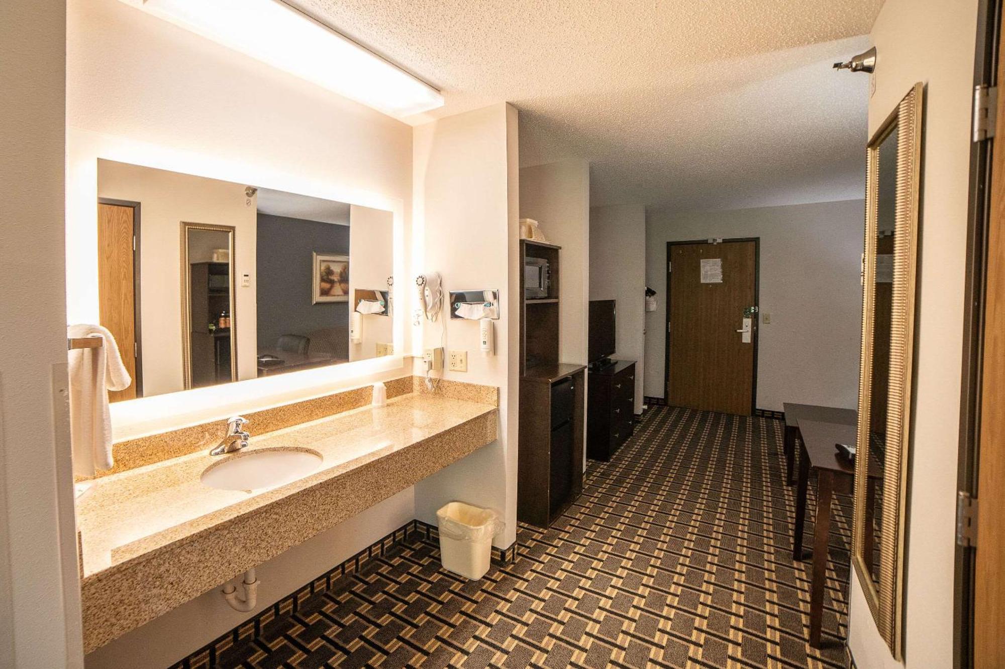 Quality Inn & Suites Watertown Near Prairie Lakes Ice Arena Eksteriør billede