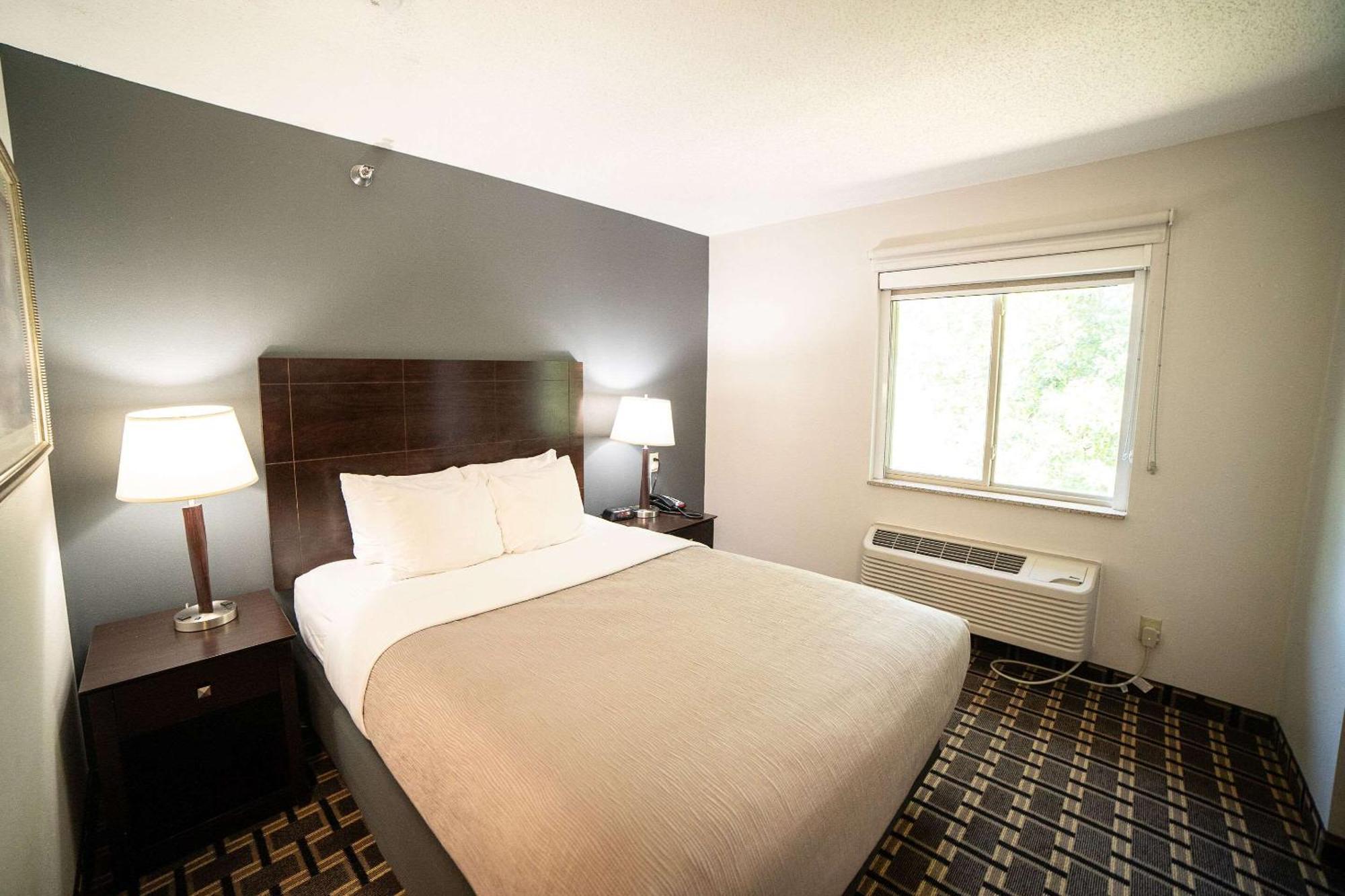 Quality Inn & Suites Watertown Near Prairie Lakes Ice Arena Eksteriør billede