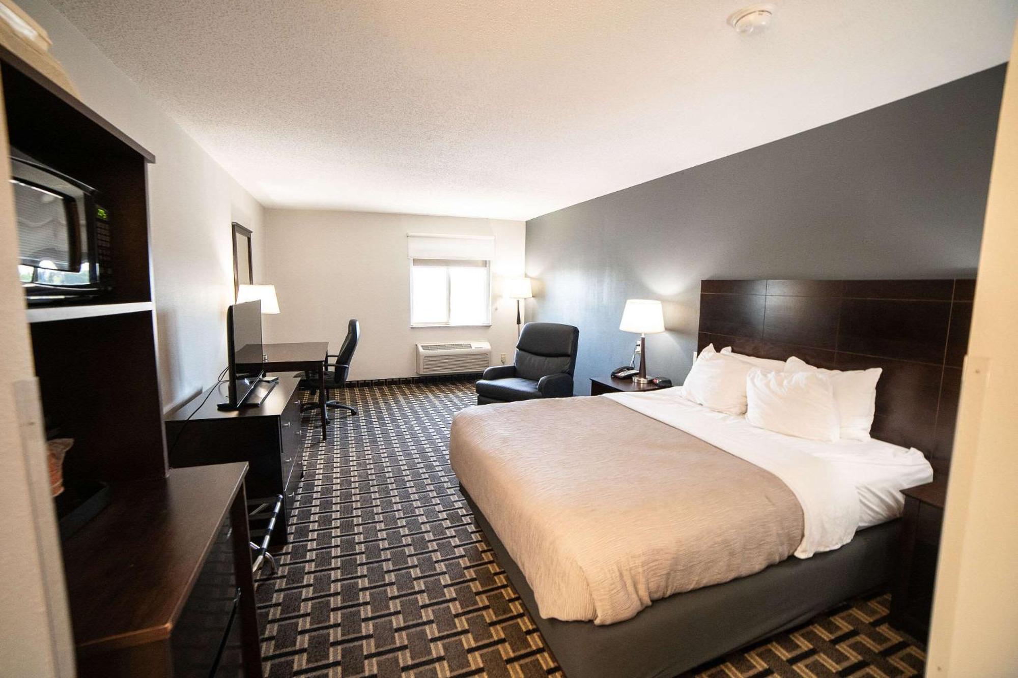 Quality Inn & Suites Watertown Near Prairie Lakes Ice Arena Eksteriør billede
